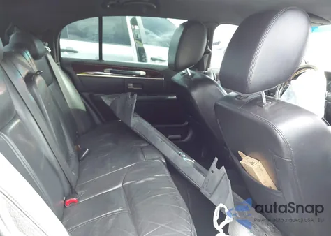 2011 Lincoln Town Car Executive L z USA, uszkodzony, nr VIN 2LNBL8EV5BX759049